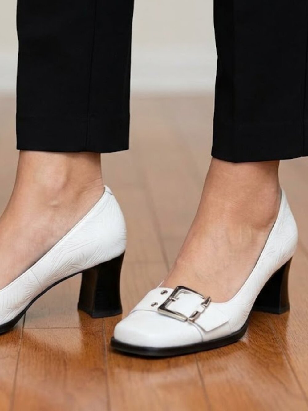 Two Lips Women's Size 7 Saucy White Leather Square Toe heels 2.5"